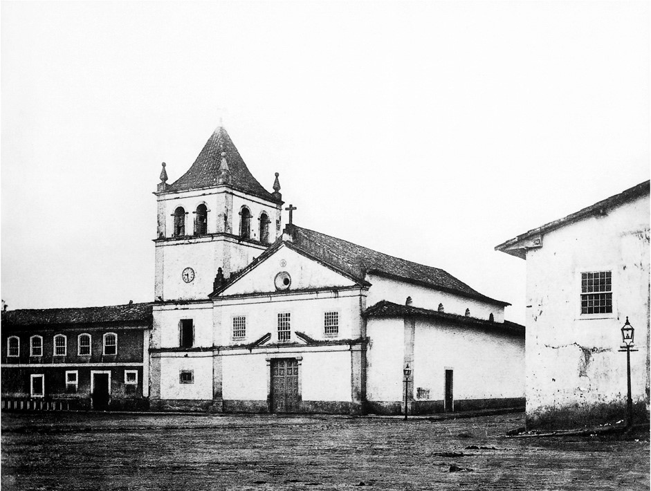 Pátio do Colégio cerca de 1860. À direita parte da Casa da Ópera. Ao centro a igreja do Colégio. Foto de Militão Augusto de Azevedo